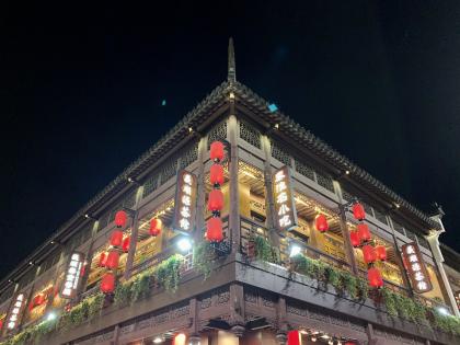 夜景-仰角.jpeg